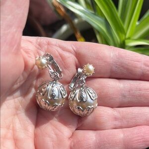 Vtg 70s Silver Tone Faux Pearl Sarah Coventry Dangle Clip On Earrings Disco